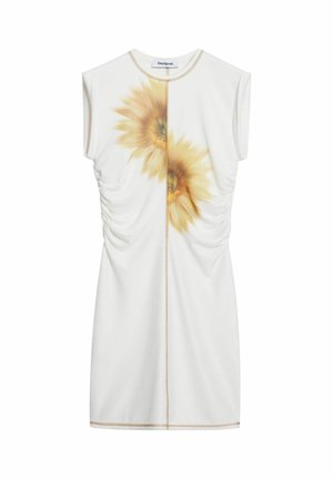 Vestido blanco con mangas cortas, con estampado de girasoles amarillos, detalles fruncidos en el costado y costuras contrastantes a lo largo del escote y el dobladillo.