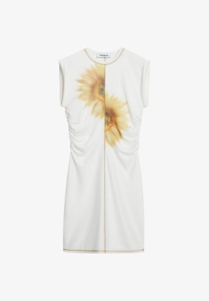 Valge kleit lühikeste varrukatega, millel on kollane päevalille muster, kogutud külje detailid ja kontrastne tikand kaeluses ja hem.