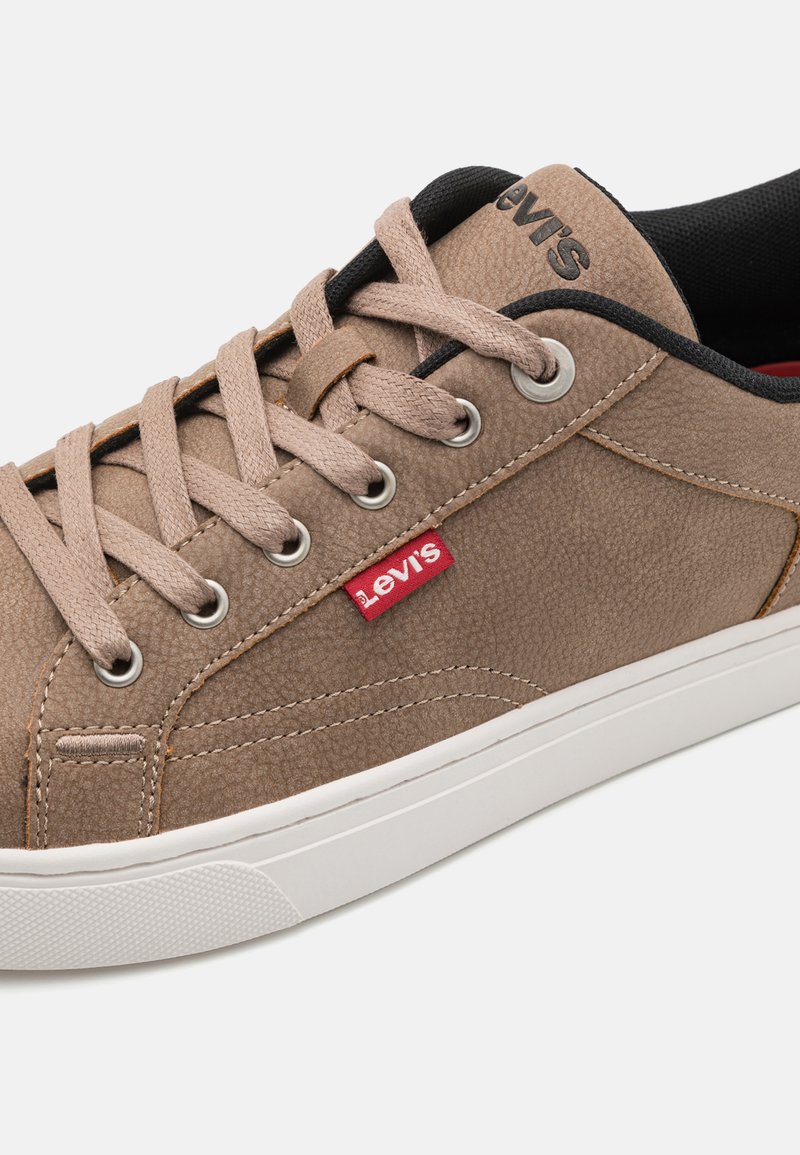 Baskets Basses Zapatillas Levis Levis Tennis Femme Levi's® COURTRIGHT  Trainers Sand