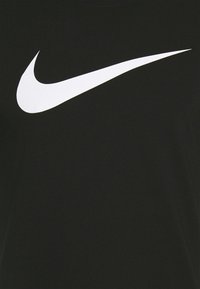 Černé tričko s velkým bílým logem Nike swoosh. Vyrobeno z hladké tkaniny, s klasickým kulatým výstřihem a krátkými rukávy.