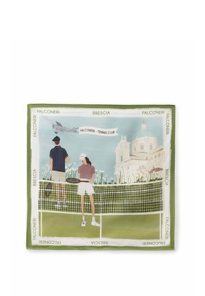 To tennisspillere står ved et net på en bane med blomster og en historisk bygning i baggrunden; flybanneret lyder "Falconeri - Tennis Club."