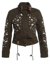 Veste femme vert foncé avec broderie florale blanche sur le devant et les manches, haut col, boutons à l'avant et cordons à la taille et au col.