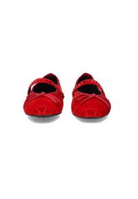 Bailarinas de ante rojo con punta redonda, lazo decorativo y correa con acentos de tachuelas. Superficie suave, diseño ligero.