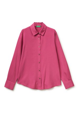 Roze overhemd met lange mouwen met subtiele verticale strepen, klassieke kraag en knoopsluitingen op de manchetten, plat gelegd op een witte achtergrond.