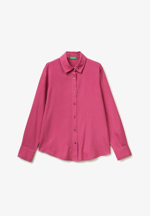 Chemise rose à manches longues avec de fines rayures verticales, col classique et poignets boutonnés, posée à plat sur un fond blanc.