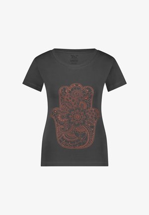 Musta puuvillapaita lyhyillä hihoilla, jossa on monimutkainen punainen käden muotoilu, koristeltuna kukka- ja paislekuvioilla. Pyöreä kaula-aukko.