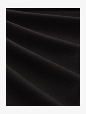 Zwarte stof met een gladde textuur, voorzien van zachte plooien en kreuken. Het materiaal lijkt lichtgewicht en heeft een subtiele glans.