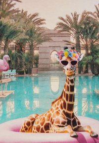 Žirafa z cvetličnim trakom za glavo in rožnatimi sončnimi očali, sproščujoča na rožnati blazini v bazenu, obkrožena s palmami in flamingom.