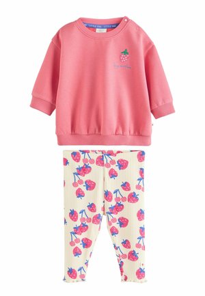 Rosa Sweatshirt mit Erdbeermotiv und gesticktem Text, kombiniert mit cremefarbenen Leggings mit buntem Erdbeerprint.