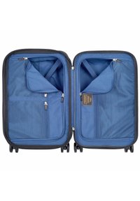 L'interno della valigia rigida blu presenta tasche in rete, compartimenti con cerniera e cinghie orizzontali. Texture liscia con ruote doppie per la mobilità.