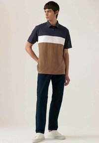 Next CHEST BLOCK STANDARD - Pikeepaita - navy tan brown