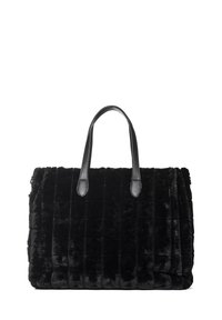 Borsa tote in pelliccia sintetica nera con texture trapuntata, dotata di due manici in pelle nera. Il design è rettangolare con un aspetto morbido e soffice.