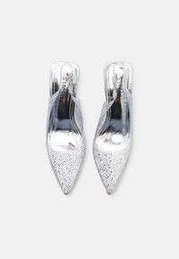 Sudrabaini sētie papēži ar smailu purngali, kas pārklāti ar rhinestones, ar metāliski spīdīgu apdari un gludu iekšējo oderi.