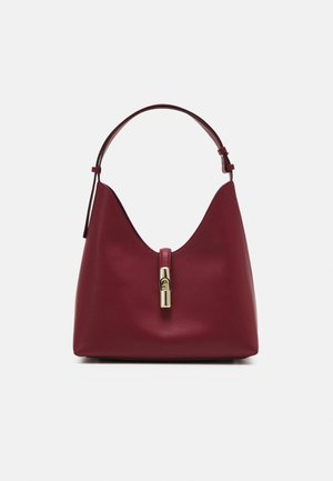 Geantă de mână din piele bordeaux, cu o textură netedă, design în formă de V și închidere aurie. Curea de umăr ajustabilă pentru versatilitate.
