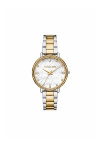 Hodinky Michael Kors s páskem z nerezové oceli v kombinaci stříbrné a zlaté barvy, kulatým bílým ciferníkem, krystalovými akcenty a logem značky. Texturovaný pozadí.