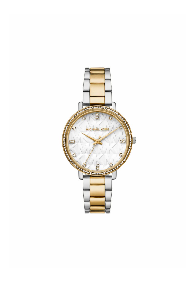 Hodinky Michael Kors s páskem z nerezové oceli v kombinaci stříbrné a zlaté barvy, kulatým bílým ciferníkem, krystalovými akcenty a logem značky. Texturovaný pozadí.