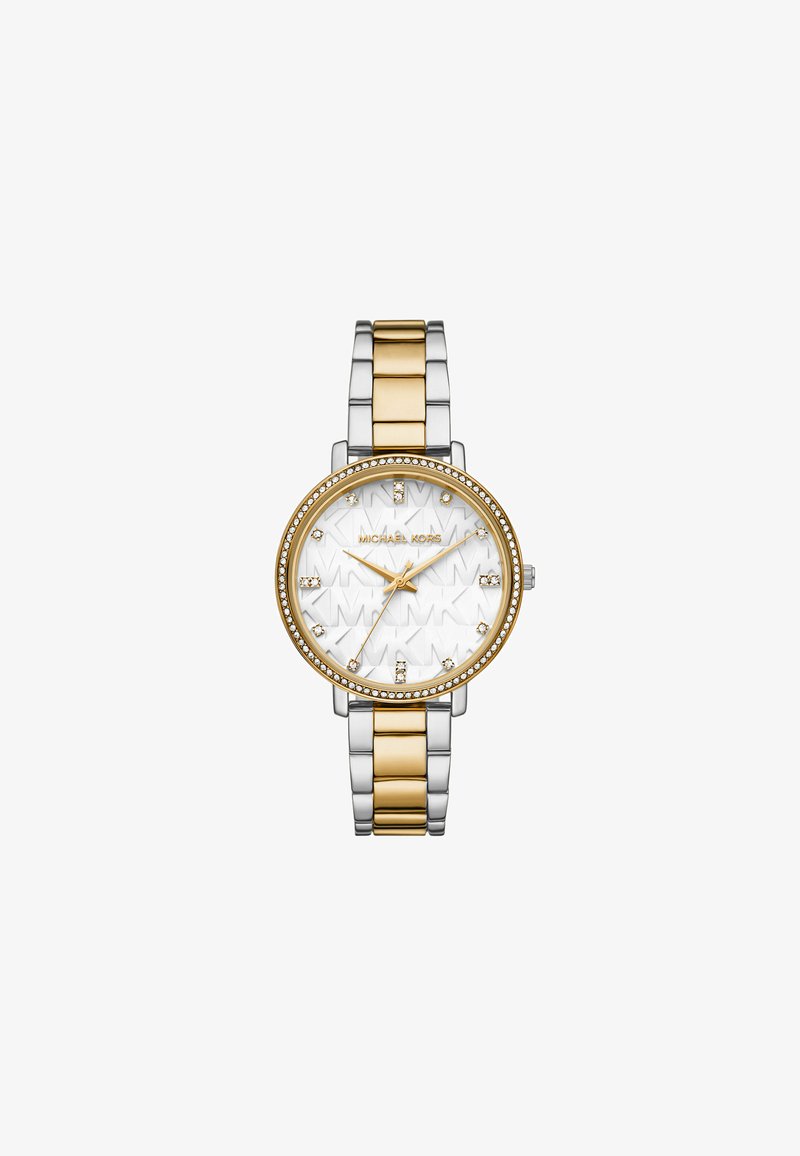 Reloj Michael Kors con una pulsera de acero inoxidable plateada y dorada, cara redonda blanca, acentos de cristal y logotipo de la marca. Patrón de fondo texturizado.