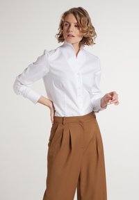 Eterna KELCHKRAGENBLUSE - REGULAR FIT - Button-down blouse - weiß