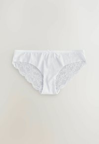 Witte bikini ondergoed met een gladde katoenen voorkant en ingewikkelde kantdetails aan de zijkanten, voorzien van een gegolfde rand voor extra textuur.