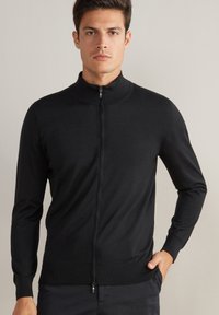 Unausgewählt, Black