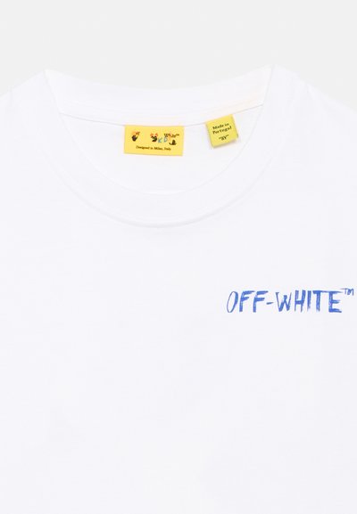 Άσπρο T-shirt με λαιμόκοψη crewneck, με μπλε κείμενο "OFF-WHITE" στο στήθος και κίτρινα ετικέτες στο γιακά που εμφανίζουν λεπτομέρειες της μάρκας και της κατασκευής.