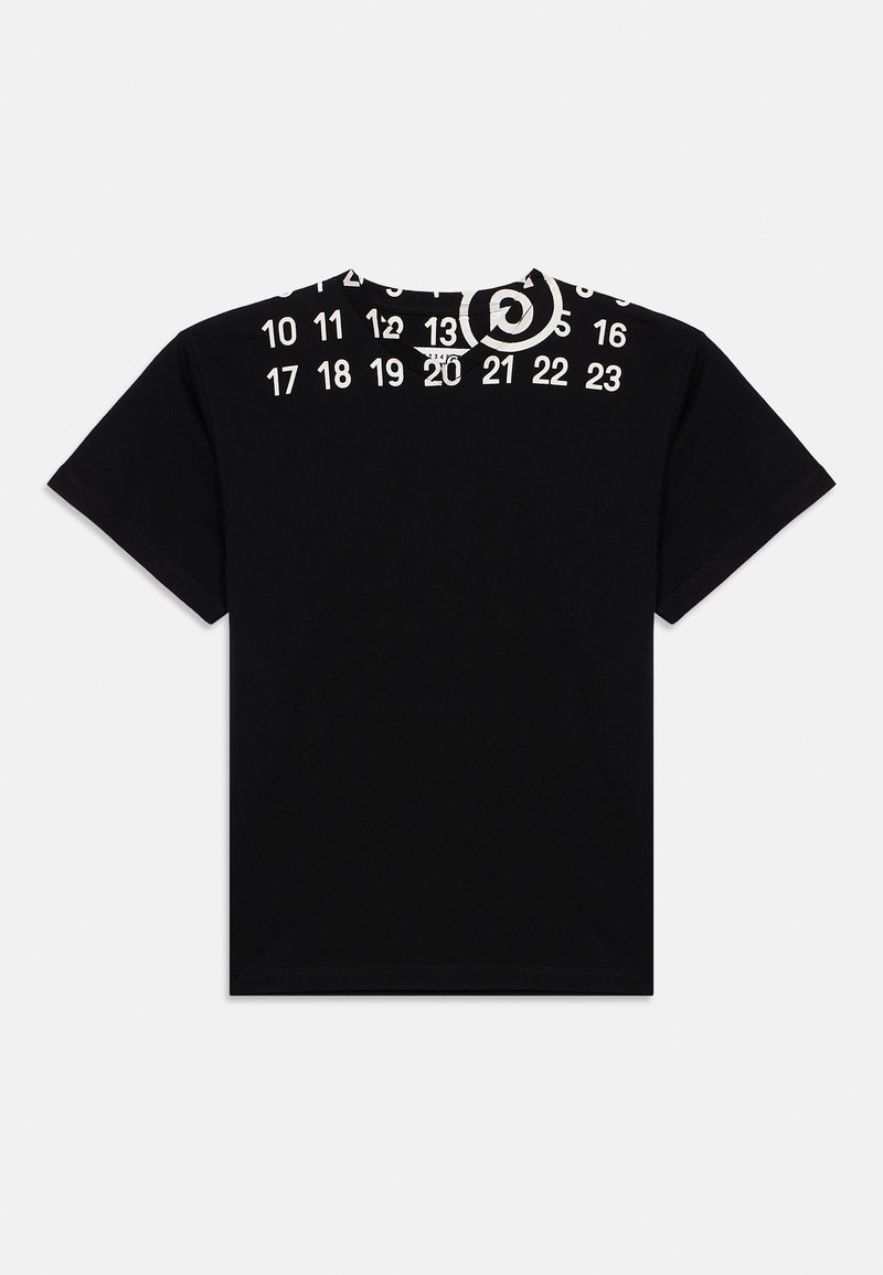 Μαύρο T-shirt με λευκούς αριθμούς και κυκλικό γραφικό σχέδιο στην πλάτη. Κατασκευασμένο από μαλακό ύφασμα με κλασική εφαρμογή και κοντά μανίκια.