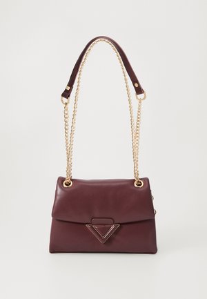 Sac à main en cuir bordeaux avec un rabat, doté d'une chaîne en or et d'un accent en métal triangulaire à l'avant. Texture lisse.
