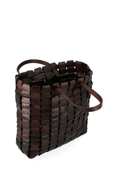 Borsa tote in pelle intrecciata marrone con pezzi rettangolari, due manici, apertura superiore e una leggera lucentezza sulla superficie testurizzata.