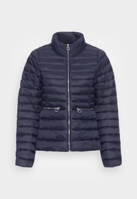 Giacca puffer blu navy con colletto alto, motivo a costine orizzontali, due tasche con zip e chiusura centrale con zip. Finitura liscia e lucida.