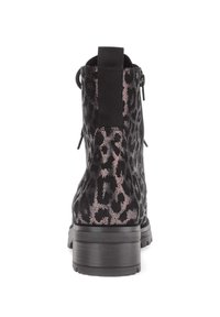 Zwarte enkellaarsjes met een luipaardpatroon, gestructureerde stof, elastische zijpanelen en een stevige zwarte zool.
