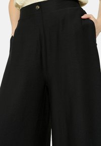 LolaLiza WIDE-LEG FLOWY - Auduma bikses - black