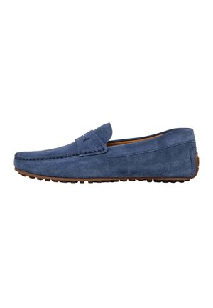 Mocasines de ante azul con textura suave, suela plana de goma marrón y costuras simples en la parte superior, con una puntera redondeada.