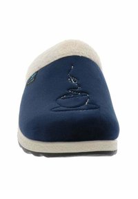 Pantoufle bleu marine avec une doublure en fausse fourrure crème douce. Présente un simple design brodé sur le dessus et une semelle extérieure texturée pour une meilleure adhérence.