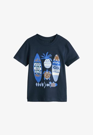 Modrá námornícka krátky rukáv s modrými a hnedými surfovacími doskami, ananásom, morskou korytnačkou, rybami a textovým grafikou "Beach Days Calling".