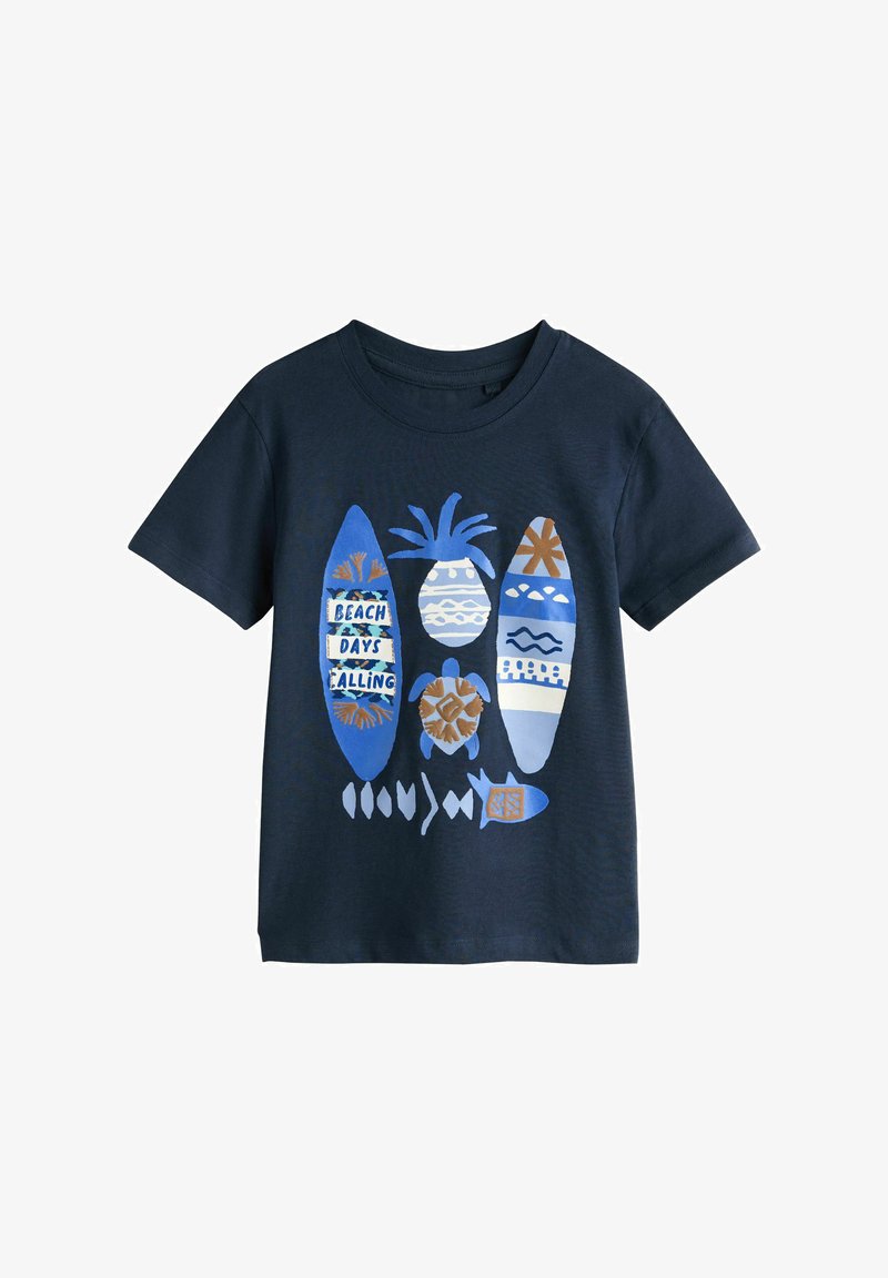 Marineblaues Kurzarmhemd mit blauen und braunen Surfbrettern, einer Ananas, einer Meeresschildkröte, Fischen und dem Schriftzug „Beach Days Calling“.