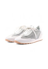 Scarpe sportive bianche con pannelli in rete e pelle, dotate di una punta testurizzata, lacci piatti e una suola in gomma con scanalature per la trazione.