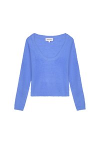 Lichtblauw, zacht en fluffy trui met een brede ronde halslijn en lange mouwen. Heeft een cropped ontwerp en minimale branding op de achterkant.