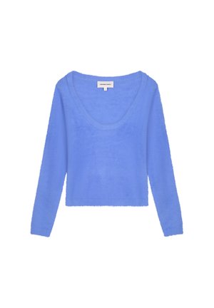 Lichtblauw, zacht en fluffy trui met een brede ronde halslijn en lange mouwen. Heeft een cropped ontwerp en minimale branding op de achterkant.