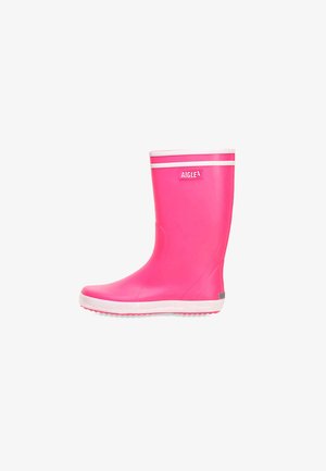 Botte de pluie en caoutchouc rose vif avec bord blanc et semelle blanche, hauteur mi-mollet, marquée "AIGLE" sur le côté supérieur.