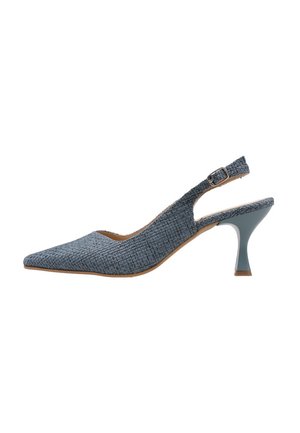 Zapato azul tejido con talón kitten, puntera puntiaguda y correa ajustable con hebilla.