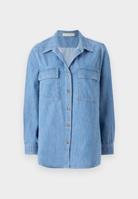 Hellblaues Jeanshemd mit zwei Brusttaschen, Knopfverschluss und spitzem Kragen. Der Stoff hat ein weiches, leicht strukturiertes Aussehen.