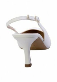 Sandalo bianco con tacco alto, retro aperto, cinturino sottile alla caviglia e finitura in pelle liscia. Presenta un tacco slanciato e una suola marrone chiaro.