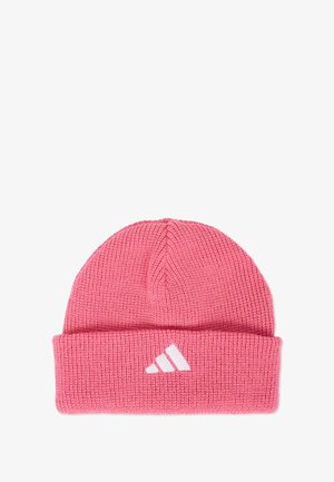 Roze gebreide muts met ribbelstructuur, voorzien van een wit Adidas-logo op de omgeslagen rand. Ronde bovenkant met een snug fit.