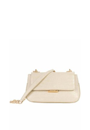 Bolso de hombro beige de piel sintética con estampado de cocodrilo, con detalles de cadena dorada y cierre de solapa frontal.