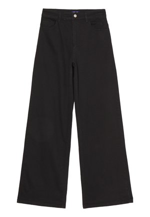 Mustad laiad džinsipüksid, millel on kõrge vöökoht, eesmistel taskutel ja üks metallnupp vööl, sile tekstuur.