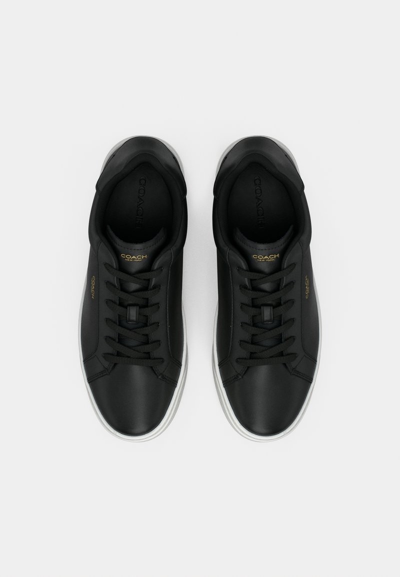 Schwarze Ledersneaker mit runden Zehen, flachen Schnürsenkeln und weißer Gummisohle. Akzente durch goldfarbene Markenlogos an der Seite und auf der Zunge.