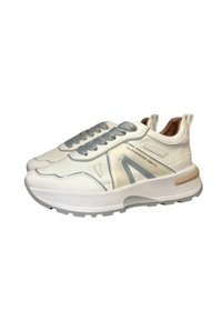 Baskets blanches et grises avec une tige en cuir texturé, bout arrondi, fermeture à lacets, petit talon et détail de marquage subtil sur le côté.