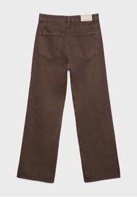 Jean marron droit vu de dos avec deux poches plaquées et une petite étiquette de marque beige sur la ceinture.