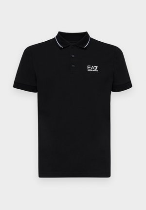 Czarna koszulka polo z kołnierzykiem, trzema guzikami i białymi paskami akcentującymi. Wyszywane logo EA7 na lewej piersi. Krótkie rękawy.