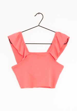 Koraalkleurige geribbelde crop top met brede fladdermouwen en een vierkante halslijn, hangend aan een zwarte metalen hanger op een witte achtergrond.